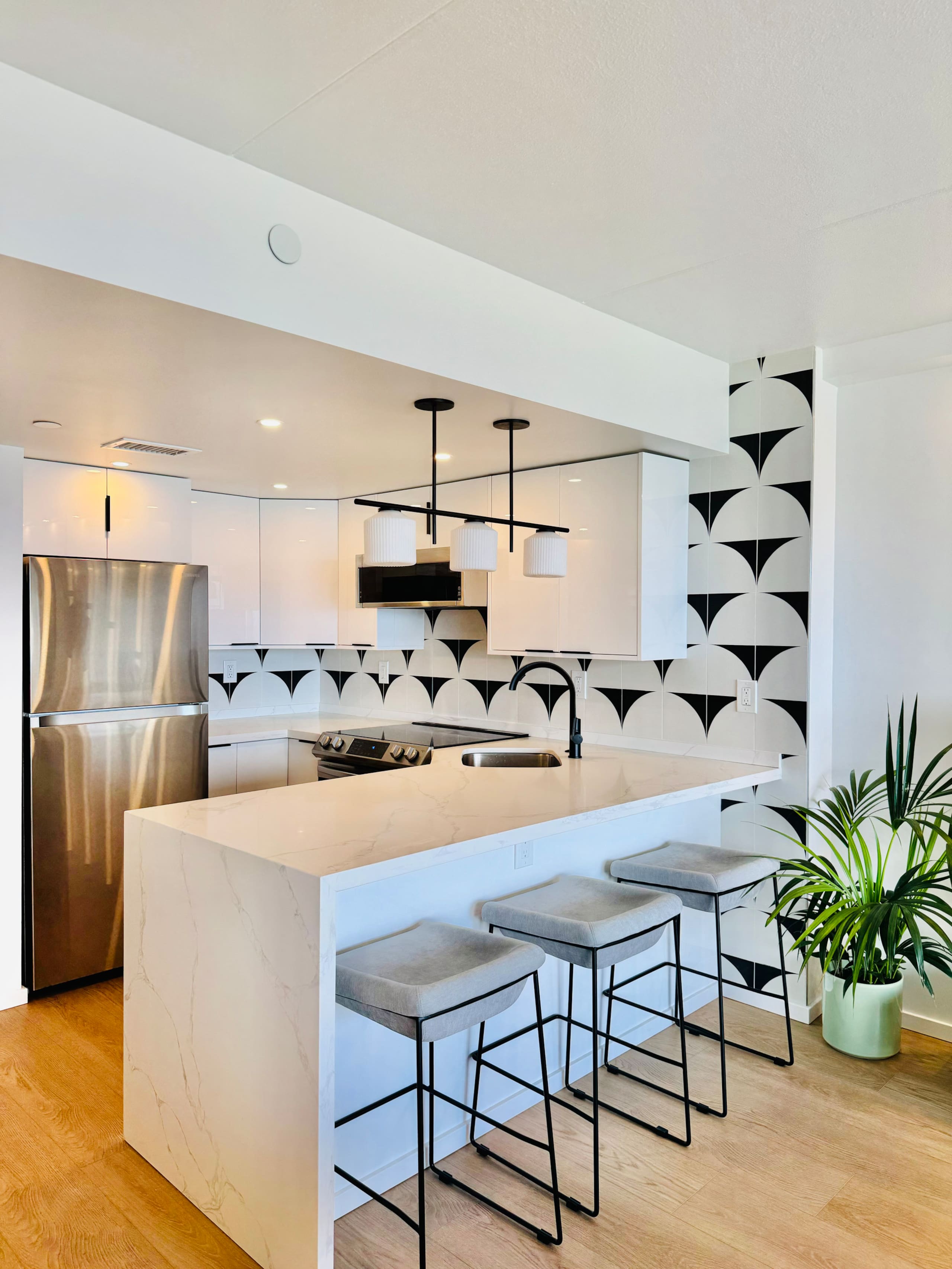 Condo in Honolulu · ★4.94 · 1 bedroom · 2 beds · 1 private bath - Image 31
