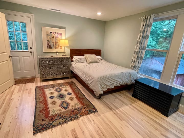 Dormitorio con terraza y baño privado