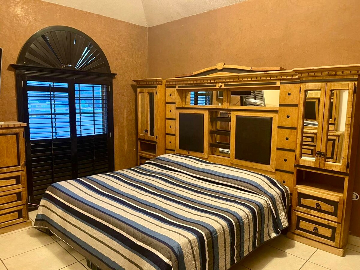 Dhoma kryesore e gjumit lart.
Banjë e kompletuar (nuk ka derë, hyrja vlerësohet në fotografi), dollap, krevat dopio "King", portativ A/C, televizor me Amazon Prime.