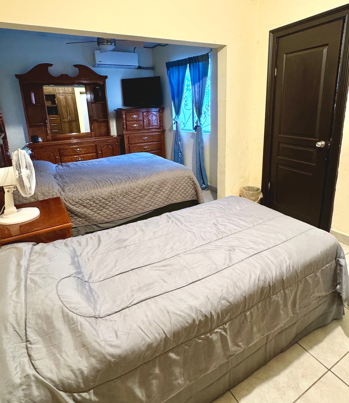 Dhomë me banjë të kompletuar në katin përdhes.
Një krevat dopio "queen" dhe një krevat tek, dollap, mini ndarje të nxehtë/të ftohtë dhe TV me Netflix dhe Amazon Prime.