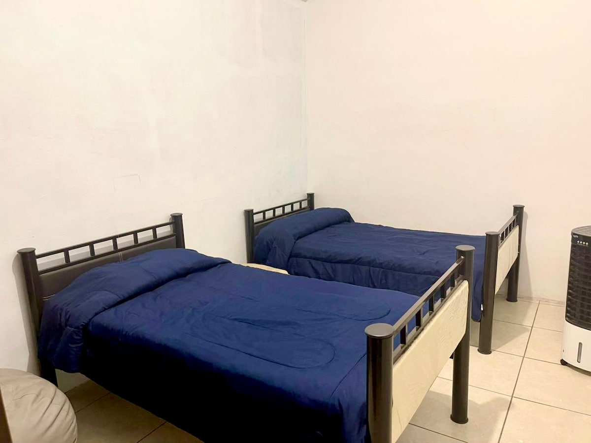 Dhomë fëmijësh⚽️
Dy krevate tek, lodra për fëmijë, libra, ajër të kondicionuar portativ dhe TV me Netflix dhe Amazon Prime.