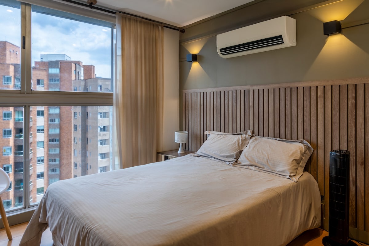 חדר עם מיטה זוגית וזכוכית צבעונית עם נוף + מיזוג אוויר כדי לשמור על קור רוח בחום של מדיין ! 