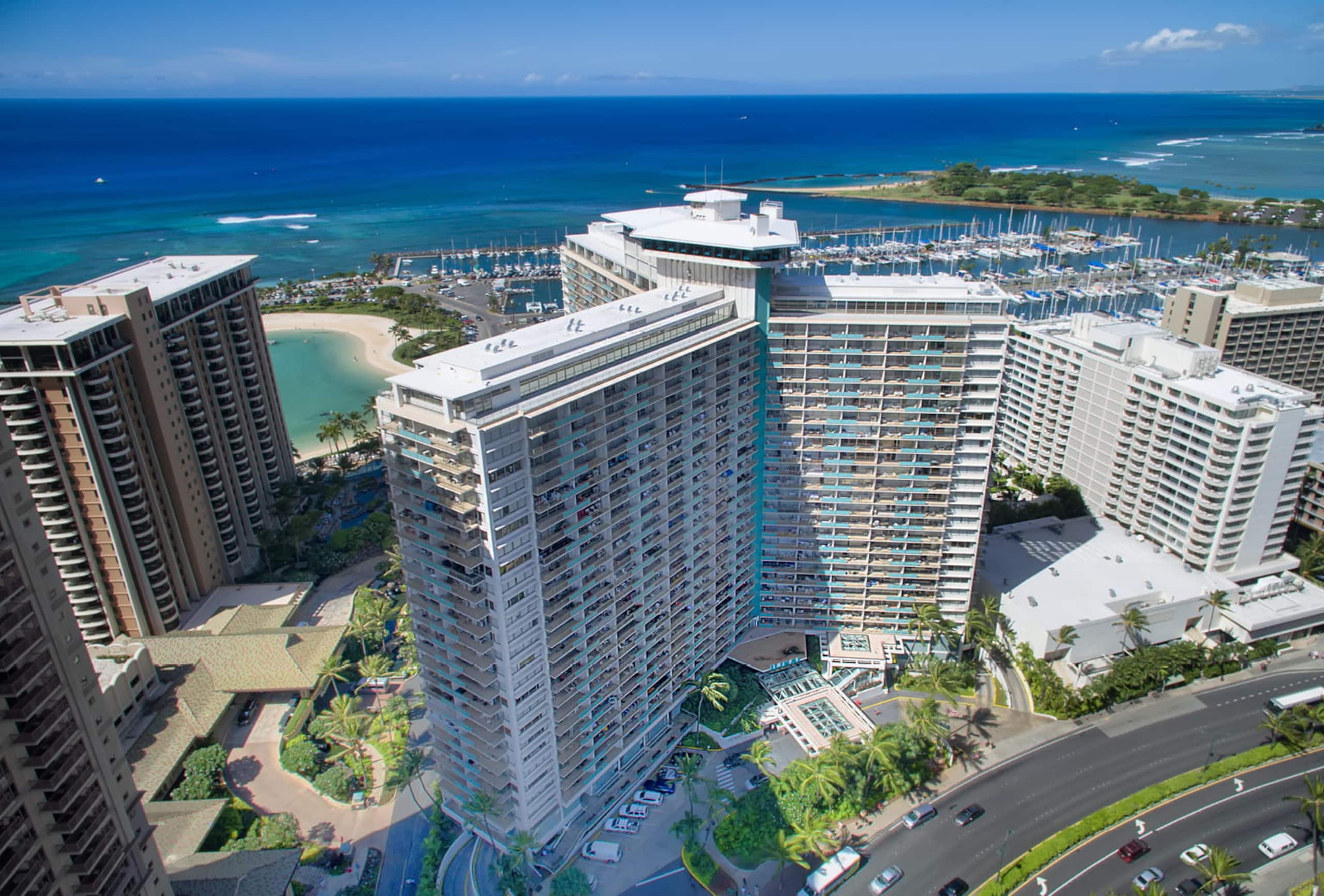 Condo in Honolulu · ★4.84 · 1 bedroom · 3 beds · 1 private bath - Image 37