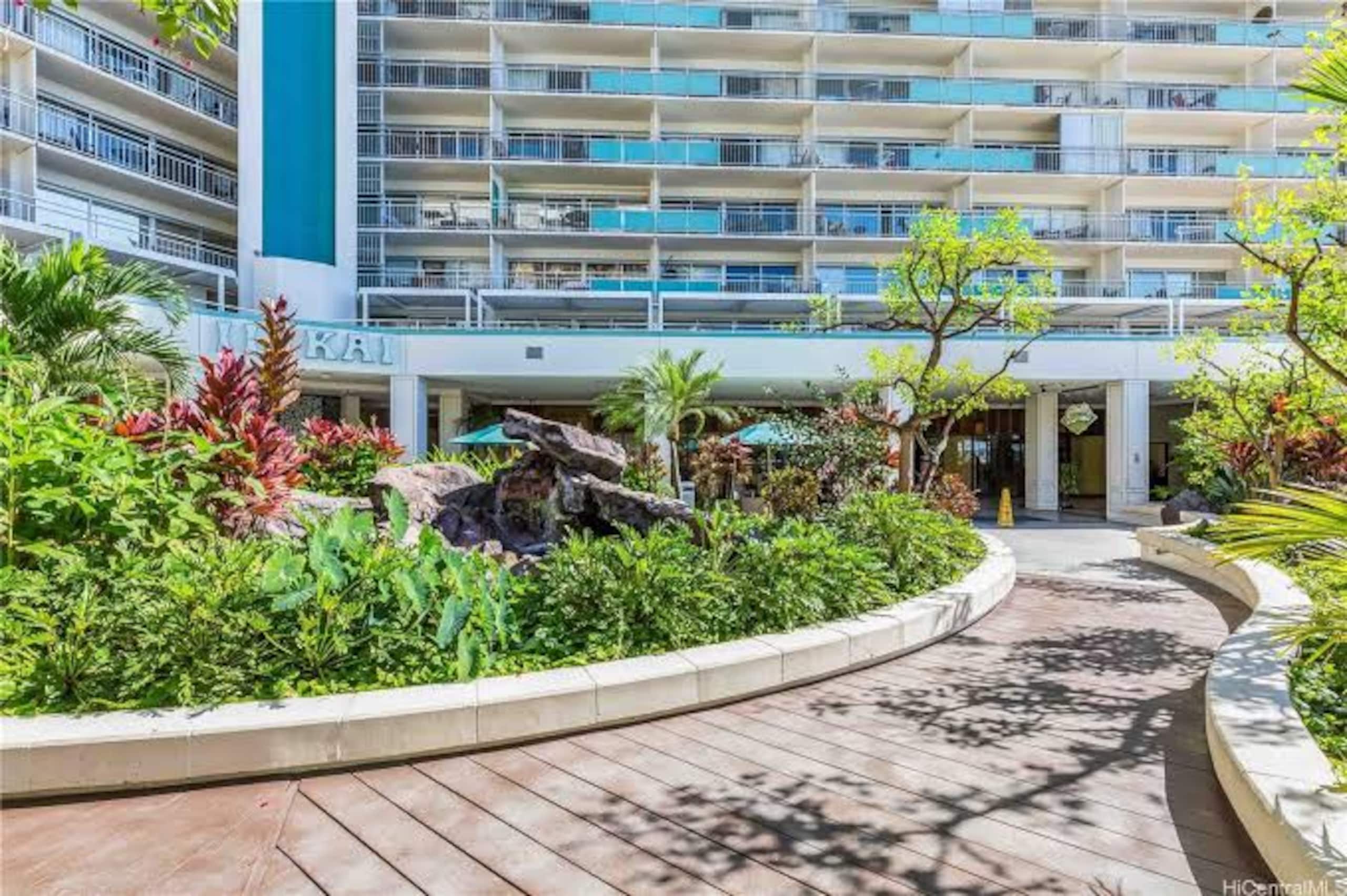Condo in Honolulu · ★4.84 · 1 bedroom · 3 beds · 1 private bath - Image 14