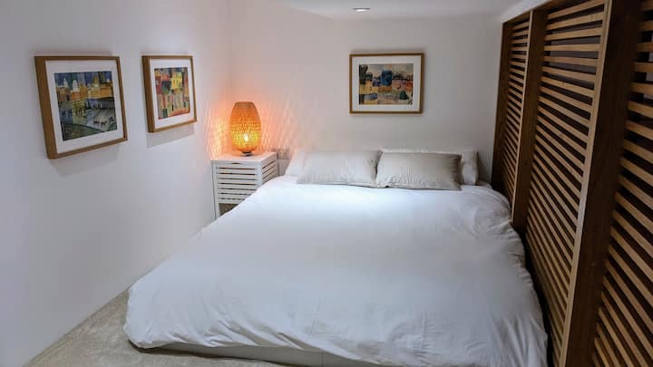 Მე-2 საძინებელზე წვდომა ფიქსირებული კიბითაა. Ის დაცულია, მაგრამ საჭიროებს საგულდაგულო გამოყენებას.
Შეუფერებელია მათთვის, ვინც დისკომფორტს უქმნის კიბეს. Სტუმრები პასუხისმგებელნი არიან საკუთარ უსაფრთხოებაზე.
Დაჯავშნა ადასტურებს კიბის გამოყენებისა და მასთან დაკავშირებული რისკების მიღებას.