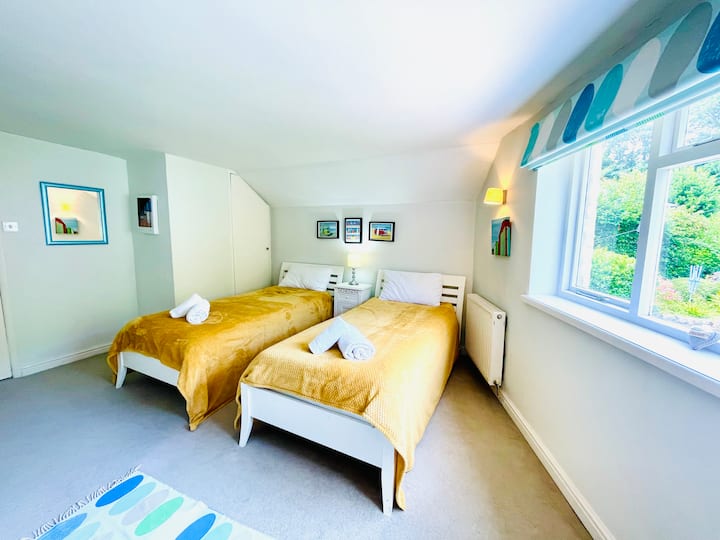 一楼双床房，可欣赏山坡美景