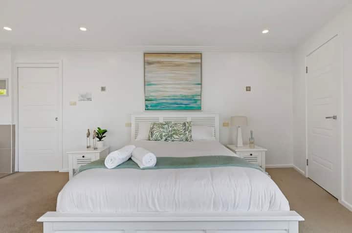 ห้องนอนที่ดีที่สุดในบ้านมองเห็นทะเลสาบอ่างอาบน้ำขนาดใหญ่และฝักบัวอาบน้ำ โทรหา dibbs ในอันนี้! 