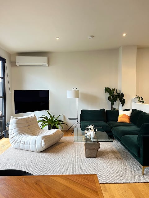 Successful Airbnb property: Spacious, stylish, double storey oasis in Collingwood