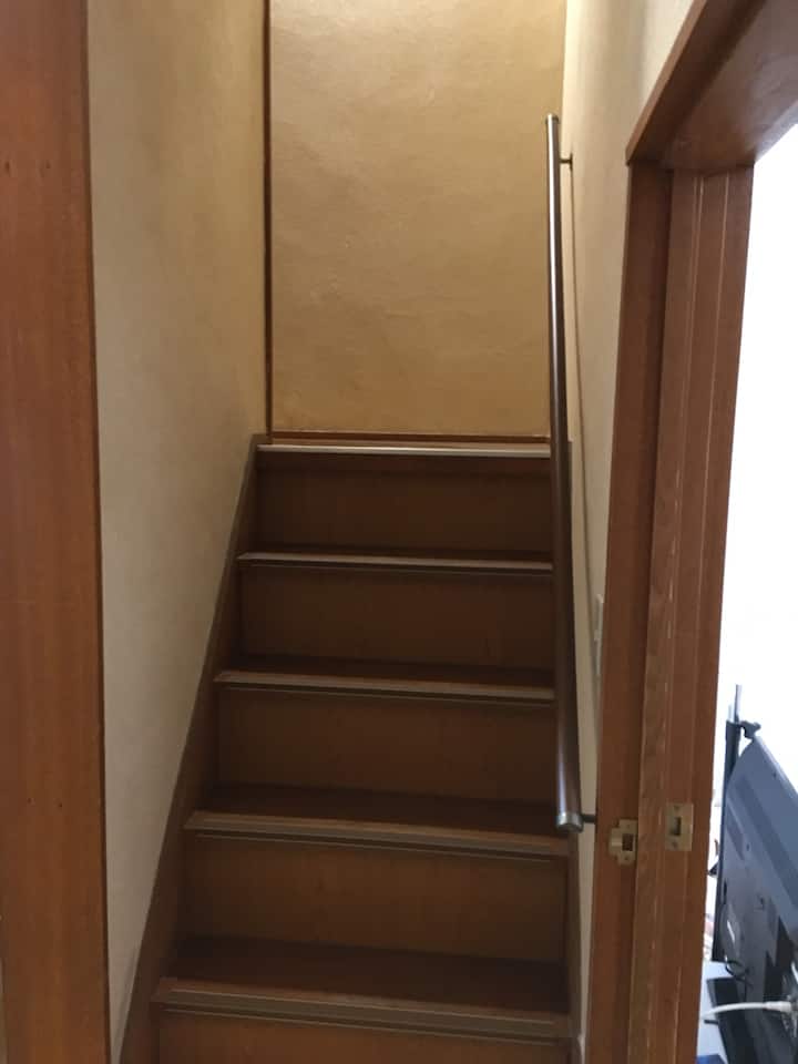 Მესამე სართულის კიბეებზე ასვლა.