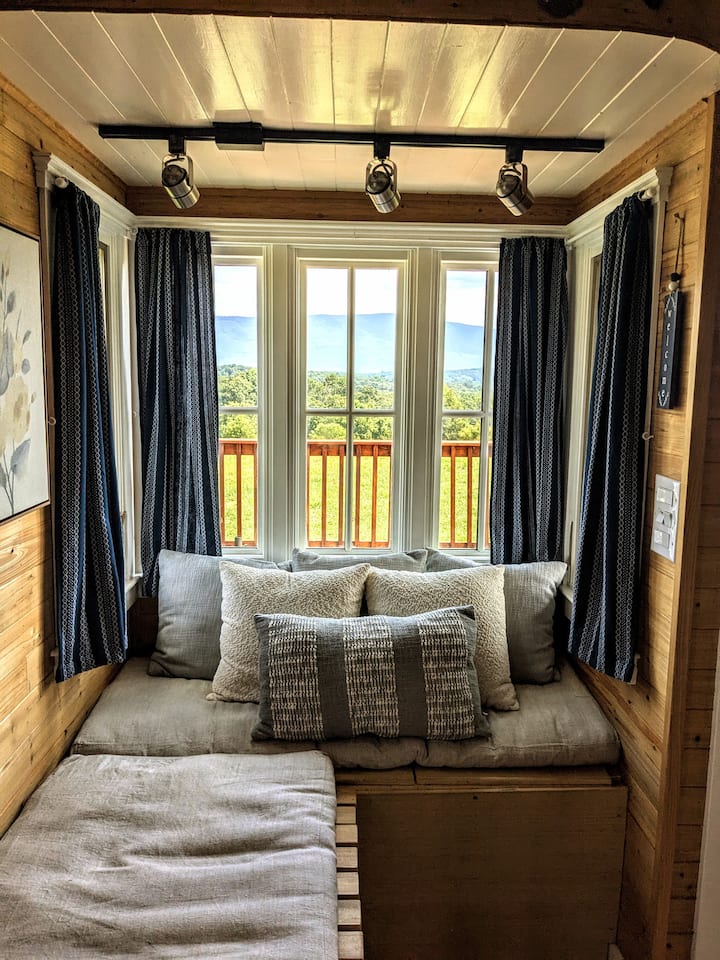 Peaceful Tiny Home With
Scenic View - Tennessee