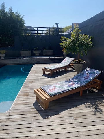 Stunning home with pool and view of Table Mountain gallery image 3