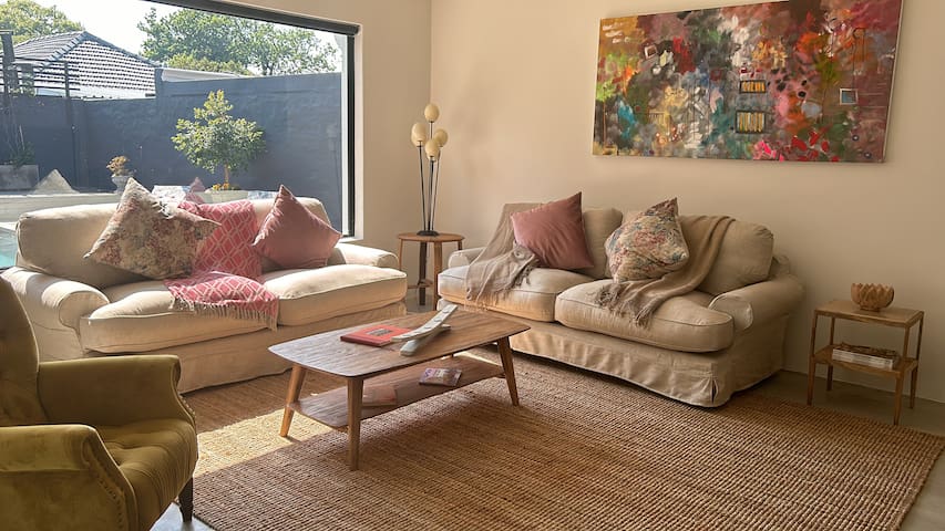 Stunning home with pool and view of Table Mountain gallery image 5