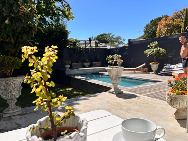 Stunning home with pool and view of Table Mountain gallery image 2