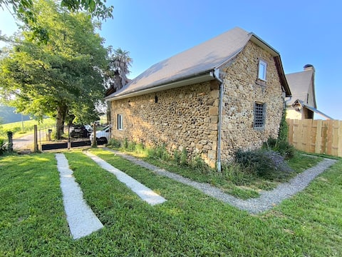 Stone country house 15 minutes from Pau