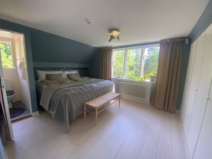 Velika svijetla spavaća soba s pogledom na more i WC-om