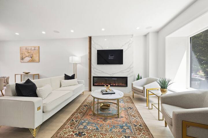 40% OFF ~ Lux Midtown Stay | Near Subway + Dining