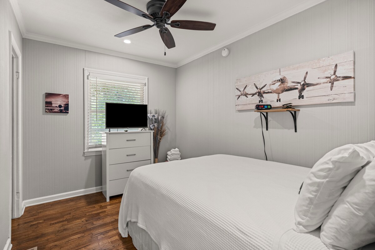 Kamer 2 met queensize bed, tv en plafondventilator