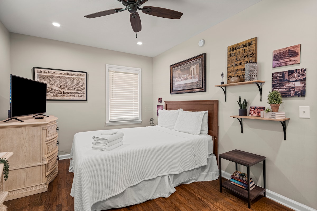 Queensize bed met tv en groot dressoir plus plafondventilator