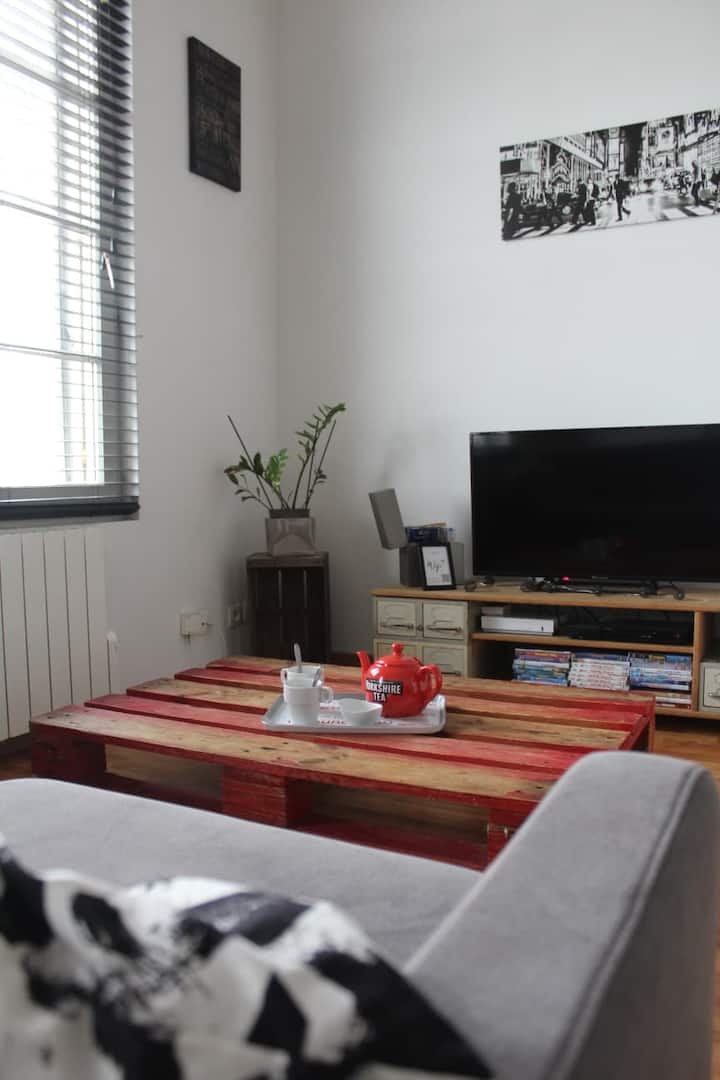 Svijetao dnevni boravak s prekrasnim pogledom na Loaru i pristaništa. Uživajte u brzom Wi-Fi internetu, TV-u s kanalima putem set-top boxa, DVD uređaju, knjigama i lokalnim informacijama. 
Kauč na razvlačenje pruža udoban dodatni prostor za spavanje.