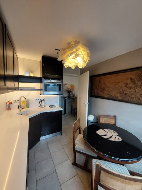 5 bed 3 bath 3 kitchen home