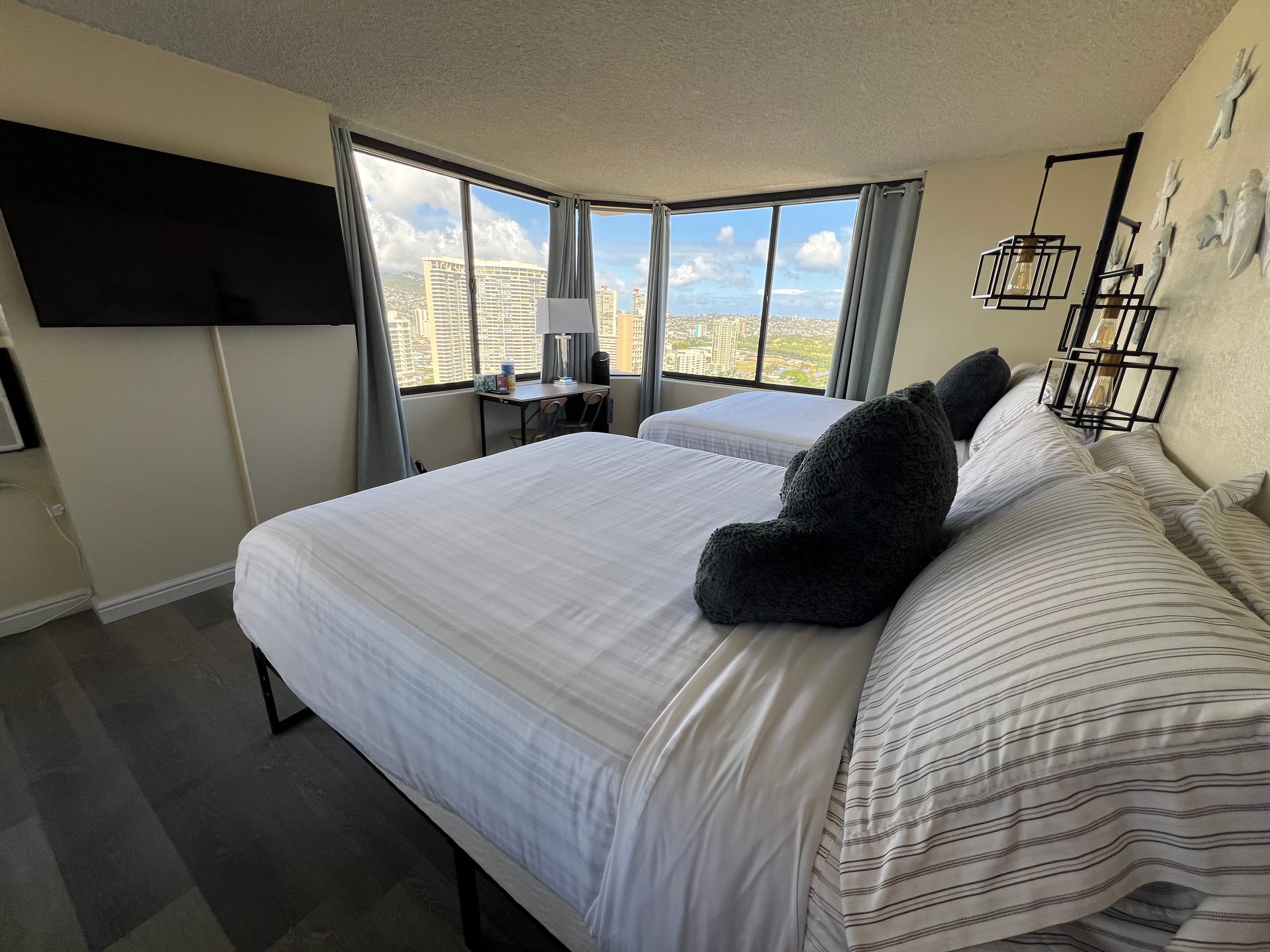 29th FL 2BR/2BA • Ocean & Diamond Head View - Image 16