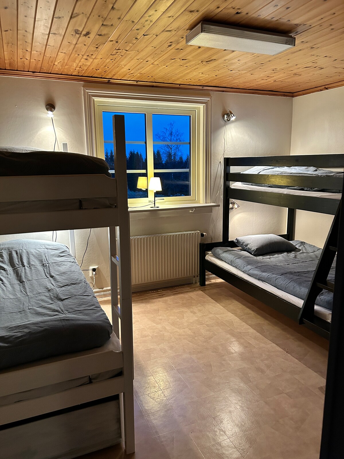 Här kan flera sova. En våningssäng 2x90, en våningssäng 90+120. 