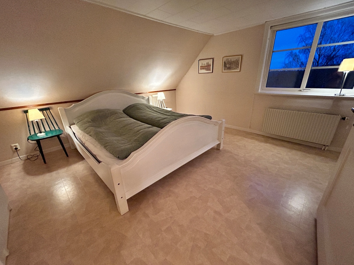 Master bedroom. Här är även ingången till det större badrummet. 
