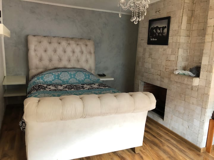 Კომფორტული ორადგილიანი საწოლი თქვენი დასვენებისთვის, ტელევიზორის ეკრანით, ბუხრით, თუ ბავშვთან ერთად მოდიხართ, მას ექნება ჩვილის საწოლი, ოთახში არის ძალიან ფართო საგარდერობო ოთახი და აბაზანა-ტუალეტი ორმაგი ნიჟარითა და მორევი აუზით. 