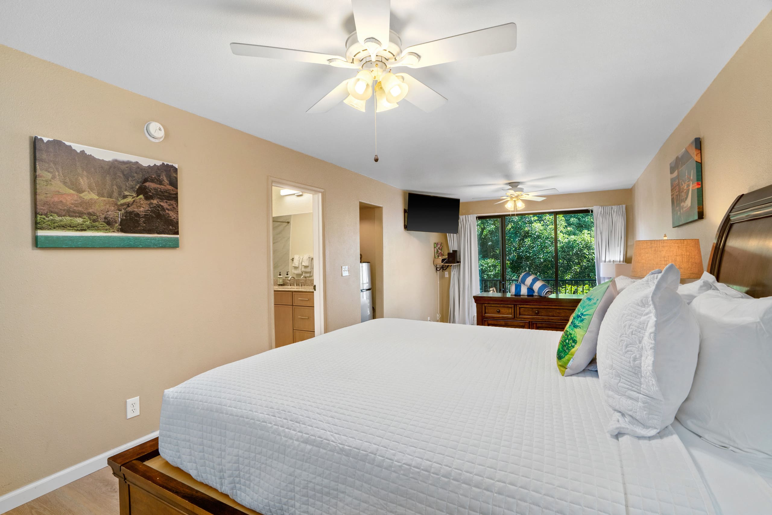 Ideal Island Gem W/ Lovely Lanai, Fast WiFi, Beach - Photo 13