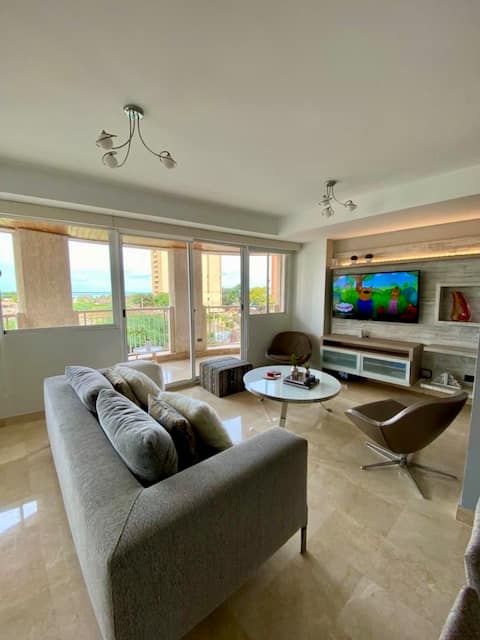 Spacious and Luxurious with Electric Plant / Av. Milagro