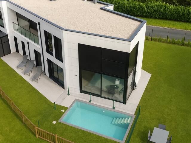 Villa nueva con piscina 4 habitaciones ESS03510