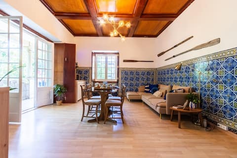 Airbnb em destaque: Beautiful tiles 5 min to beach Free Park Street em União Das Freguesias De Oeiras E São Julião Da Barra, Paço De Arcos E Caxias