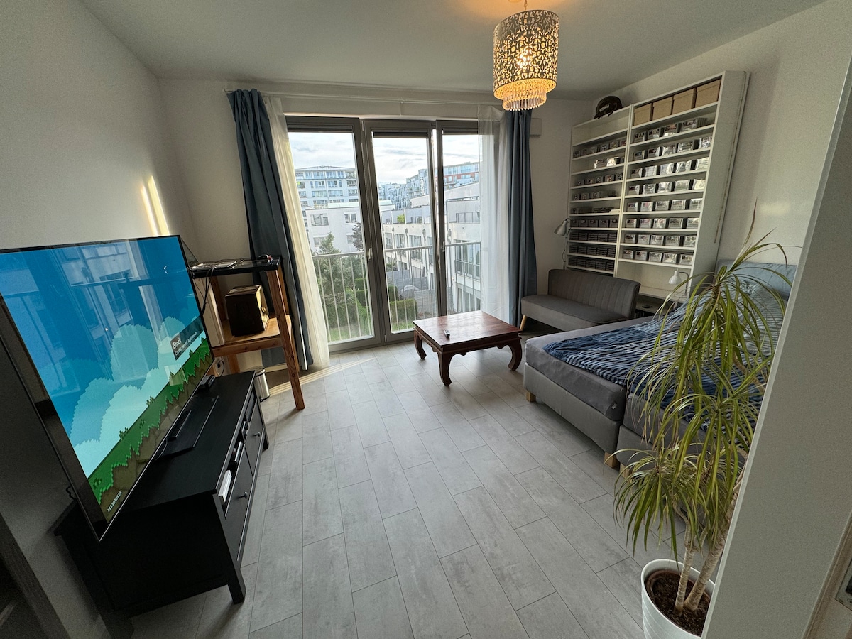 החדר שלכם הוא בגודל 15 מ"ר ומלא ברהיטים באיכות גבוהה. 