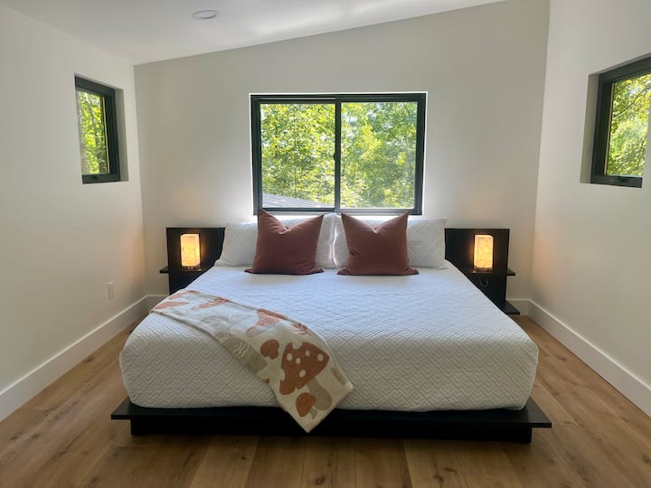 楼上阁楼卧室。 