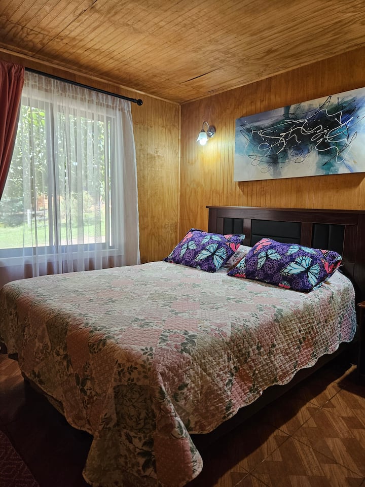 habitación principal con cama de 2 plazas