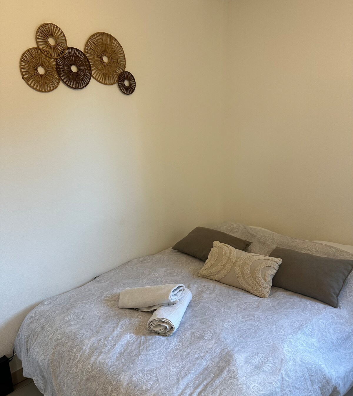 Novi kauč na razvlačenje od 140 cm s plahtama i poplunom.