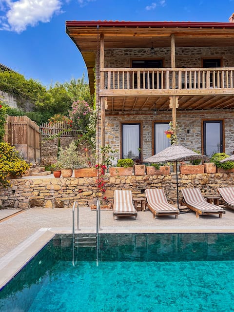 Villa in sheltered garden, private pool, free bike