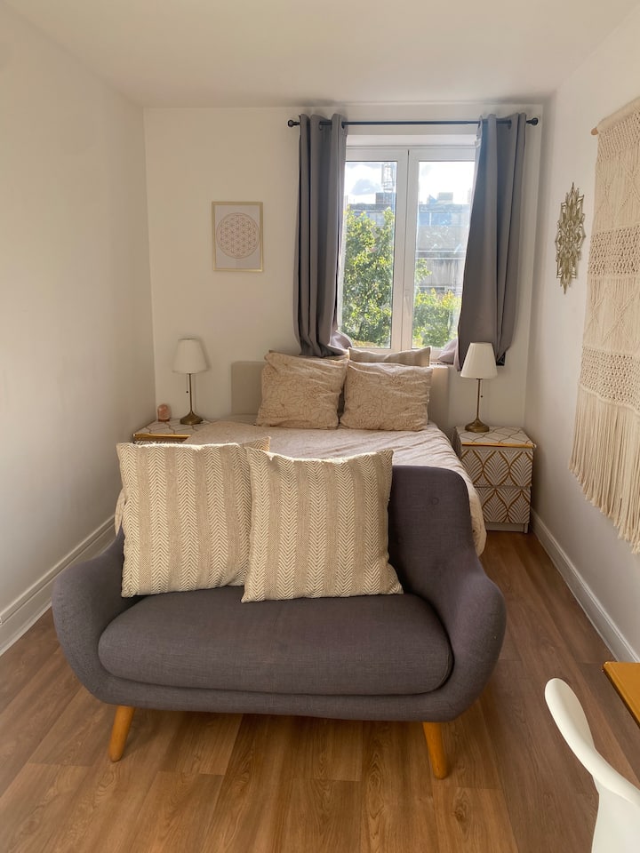 Двойно легло в спалнята с диван за сядане /гардероб за съхранение на дрехите /масата ви като офис 