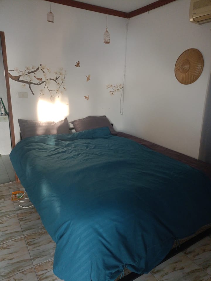 Krásna veľká hlavná izba s jednolôžkovou posteľou, vlastnou kúpeľňou a klimatizáciou, ktorá nefunguje. Izba má veľký ventilátor. 