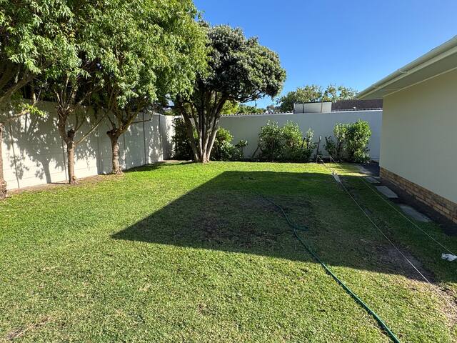 Relaxing Family Home – Edge Of Constantia Valley gallery image 5