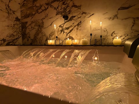 BedBluesky-SparklingSuite with Jacuzzi