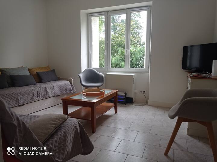 Dhomë ndenjjeje e pajisur me një krevat dopio dhe një klikim.
TV me kuti wifi
Lojëra tavoline