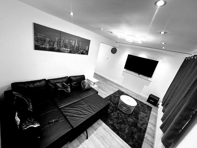 Serene Escape: 3-Bedroom House 4Beds