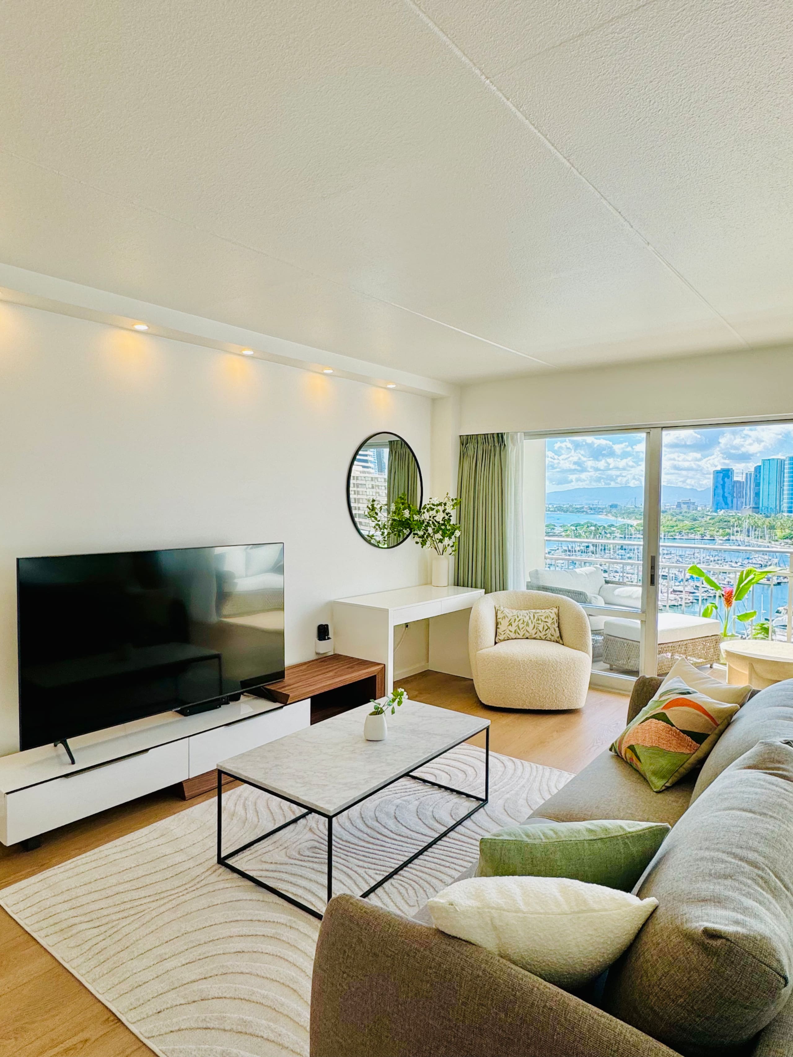 Condo in Honolulu · ★4.94 · 1 bedroom · 2 beds · 1 private bath - Image 13