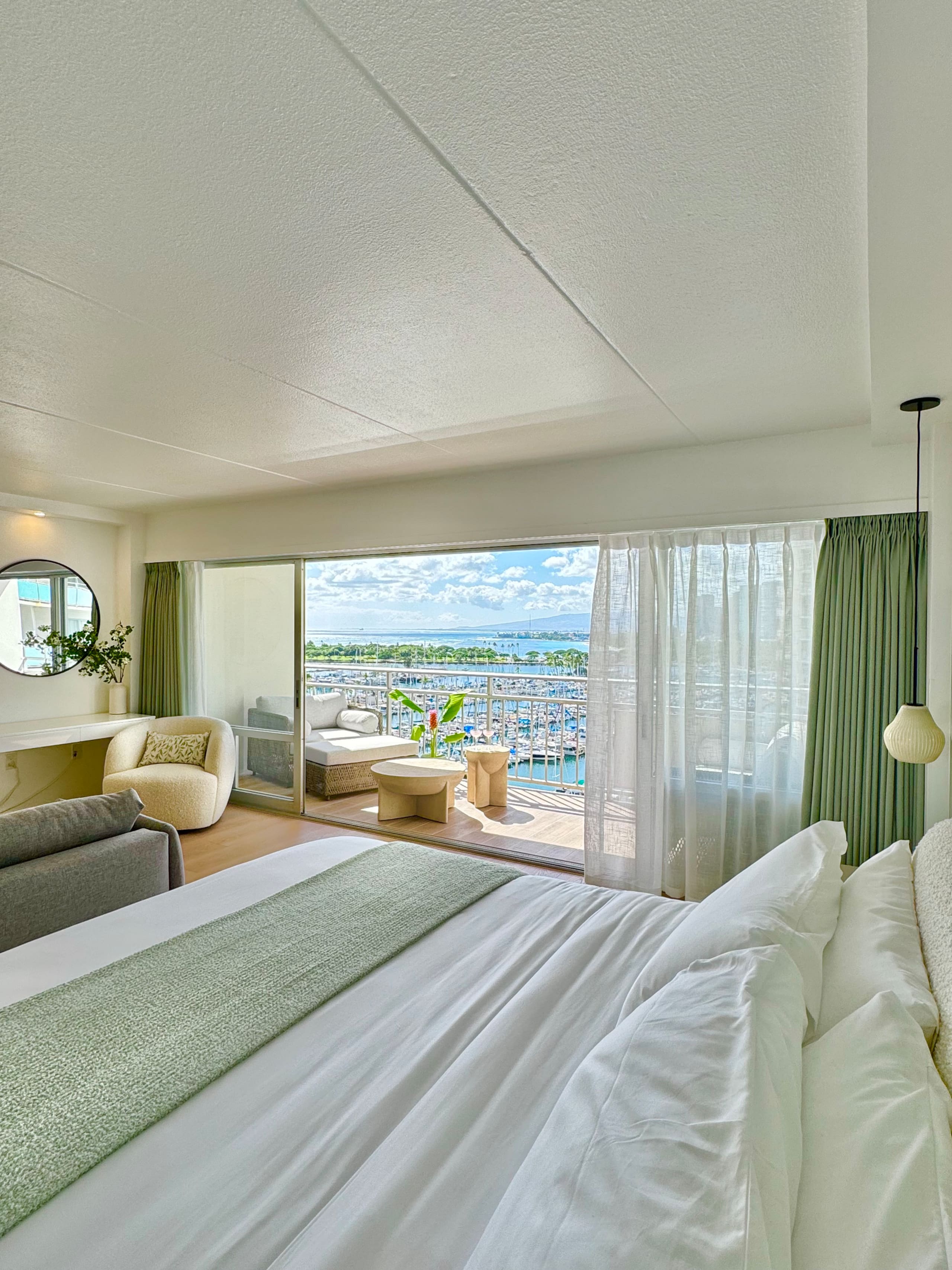 Condo in Honolulu · ★4.94 · 1 bedroom · 2 beds · 1 private bath - Image 15
