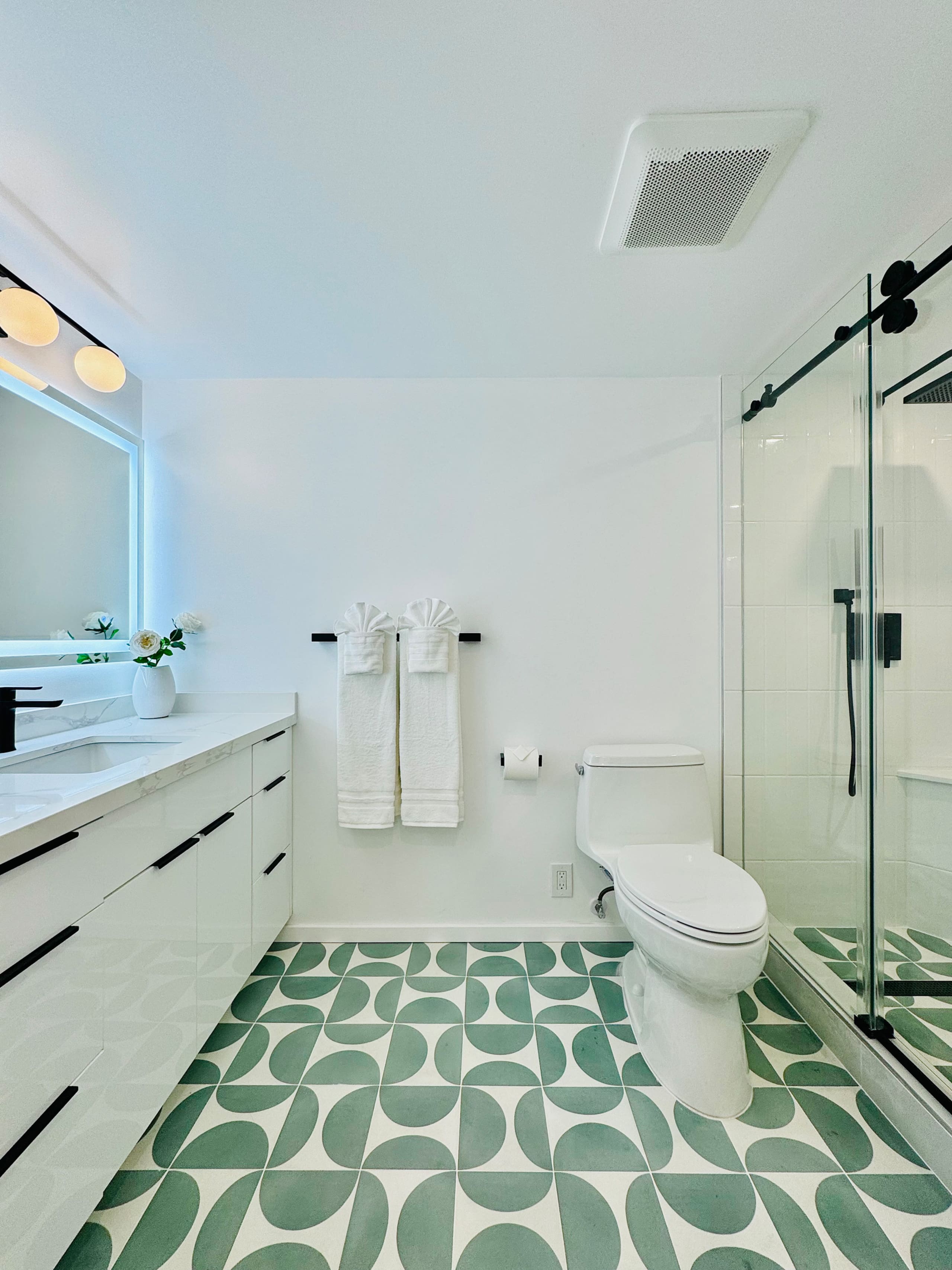 Condo in Honolulu · ★4.94 · 1 bedroom · 2 beds · 1 private bath - Image 24