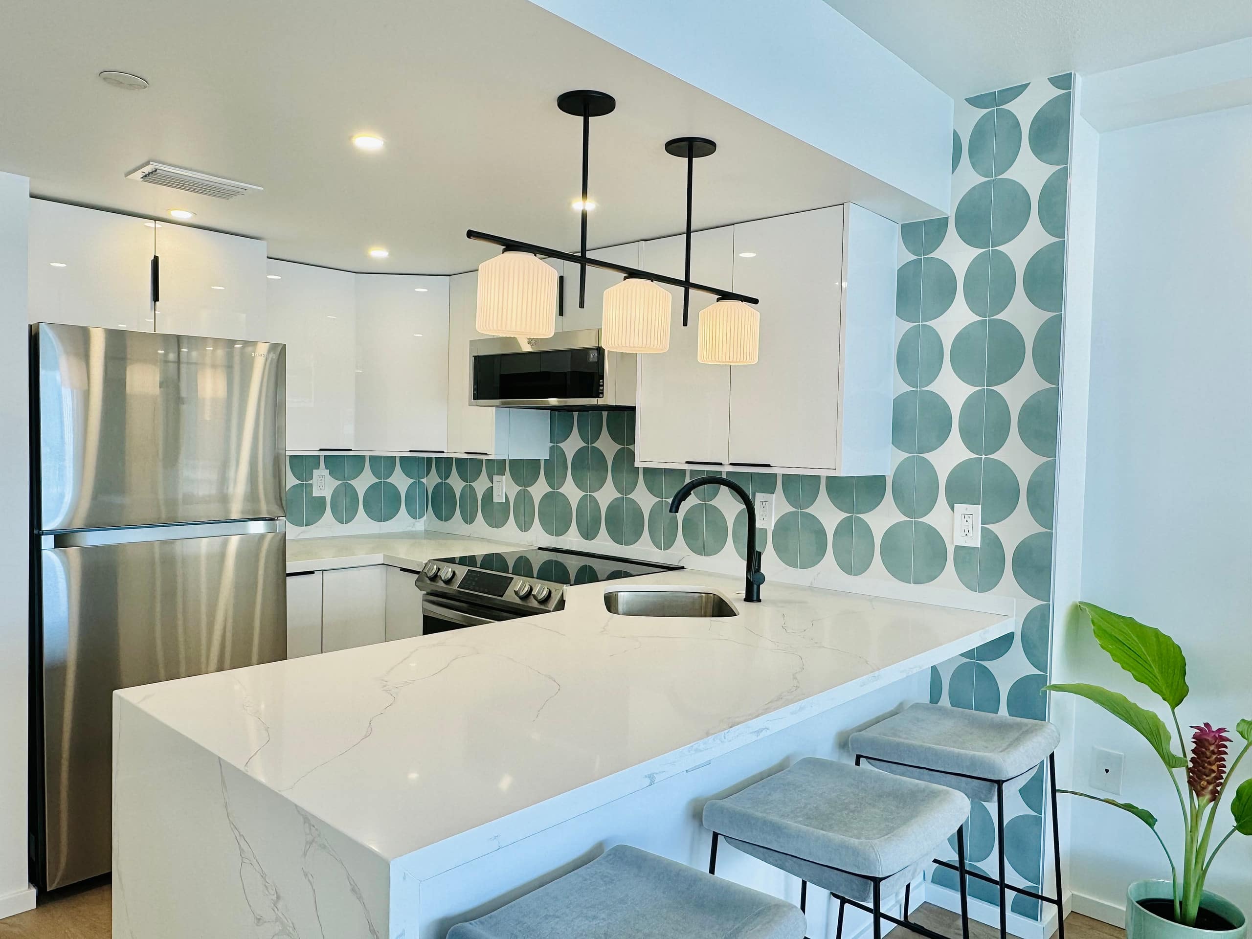 Condo in Honolulu · ★4.94 · 1 bedroom · 2 beds · 1 private bath - Image 31