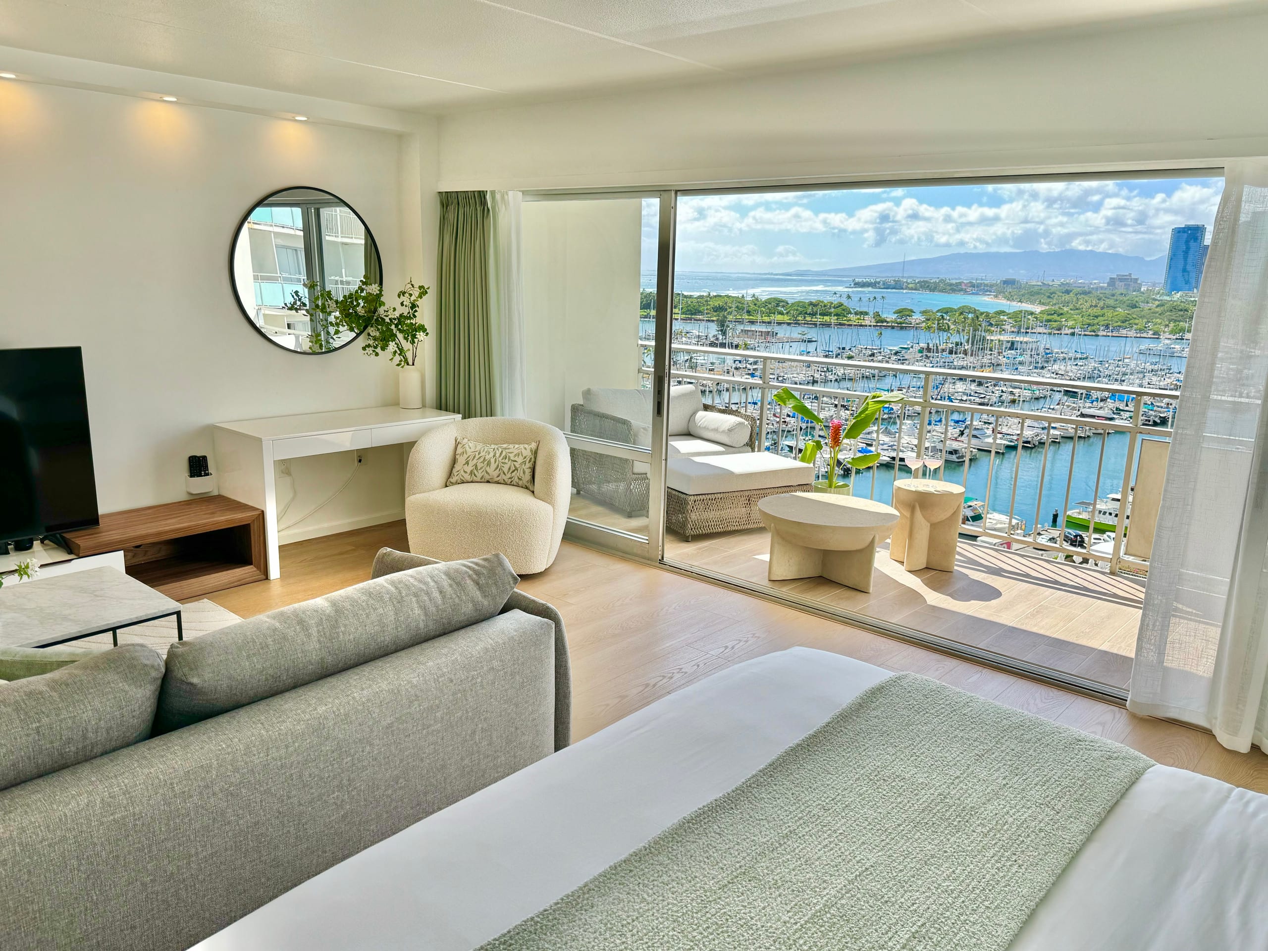 Condo in Honolulu · ★4.94 · 1 bedroom · 2 beds · 1 private bath - Image 14