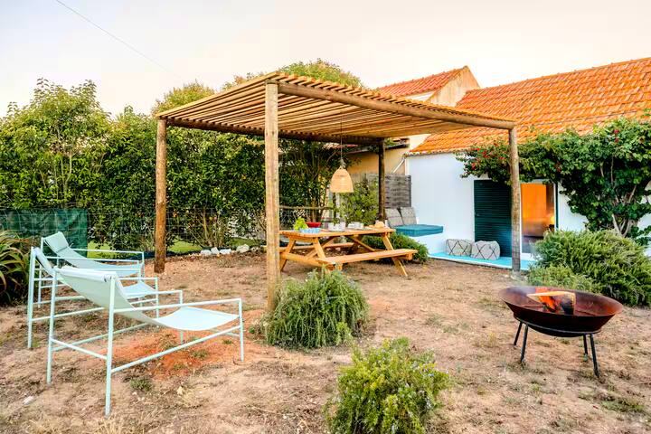 Entire home with 2 bedrooms in South lisbon - Oceanview Retreat | Hot Tub | Fire Pit | BBQ