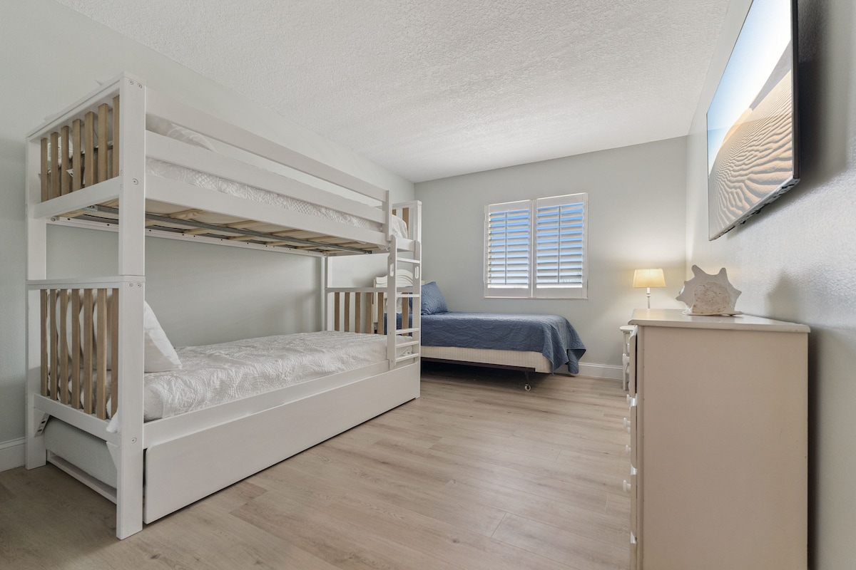 La cama nido deslizante debajo de la litera ofrece una cama doble adicional 